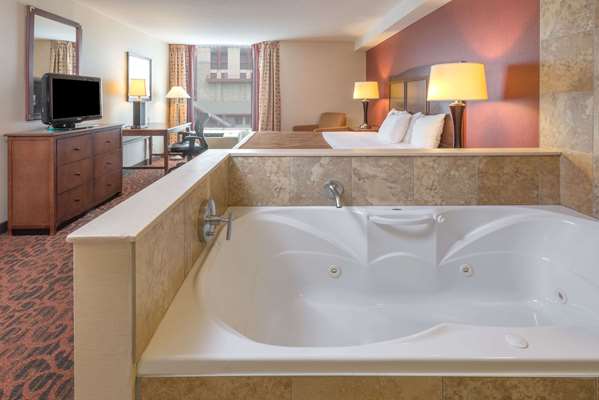 Suite - Ramada Inn Niagara Falls