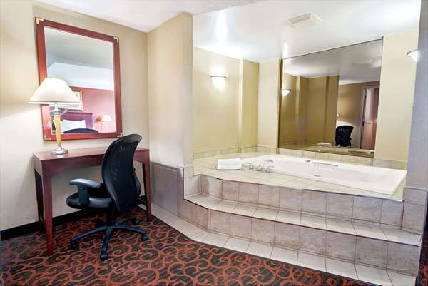 Suite - Ramada Inn Niagara Falls