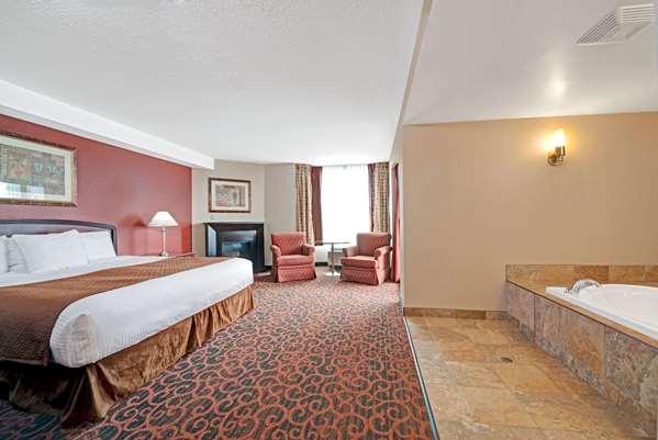 Suite - Ramada Inn Niagara Falls
