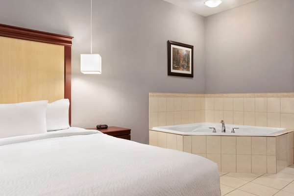 Suite - Days Inn Hamilton