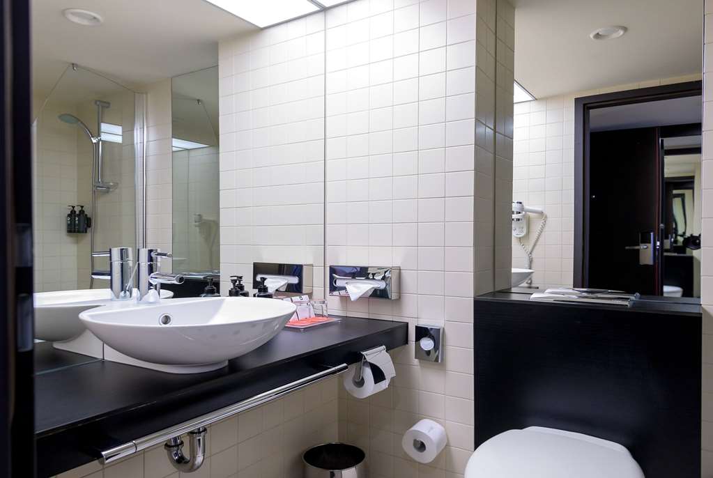 RAMADA PLAZA BY WYNDHAM BUCHAREST C-guestroom-Guest Room,Bathroom,On-Site.jpg