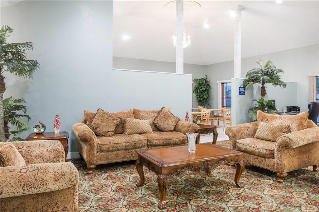 DAYS INN BY WYNDHAM PORTLAND/CORPUS-guestroom-Sitting area,On-Site.jpg