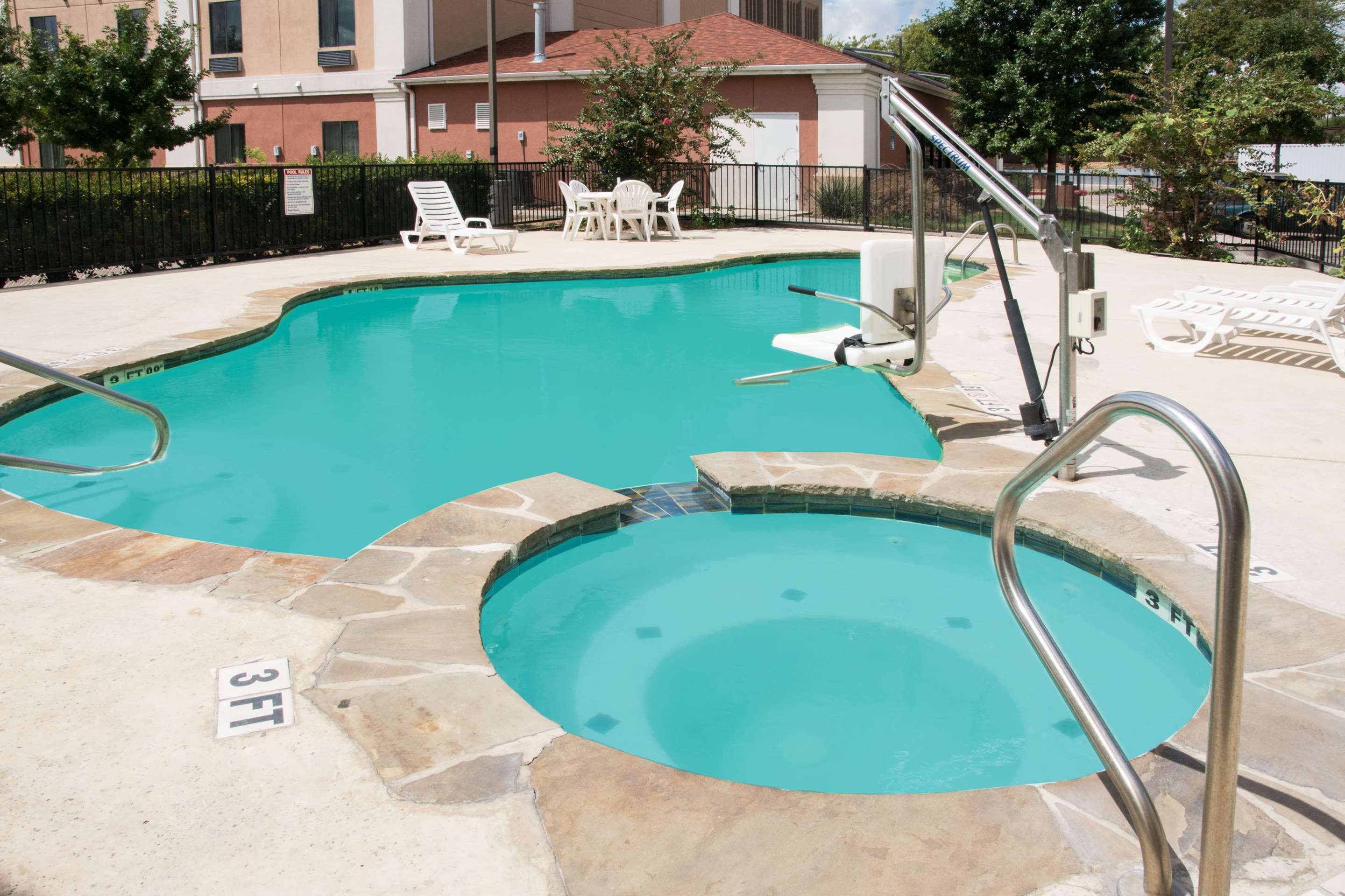 Hot Tub | Days Inn by Wyndham N.W. Medical Center
