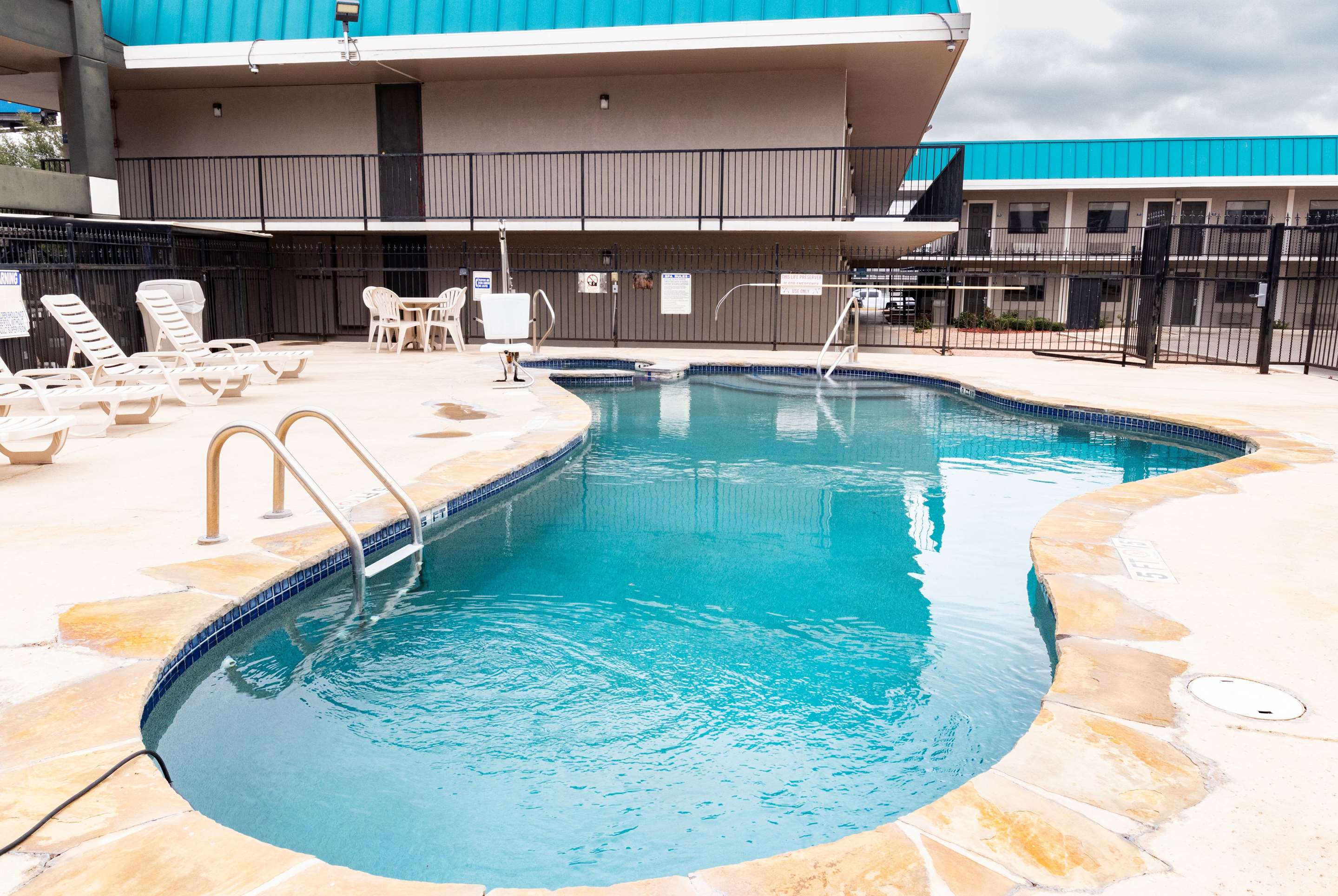 Pool | Days Inn by Wyndham N.W. Medical Center