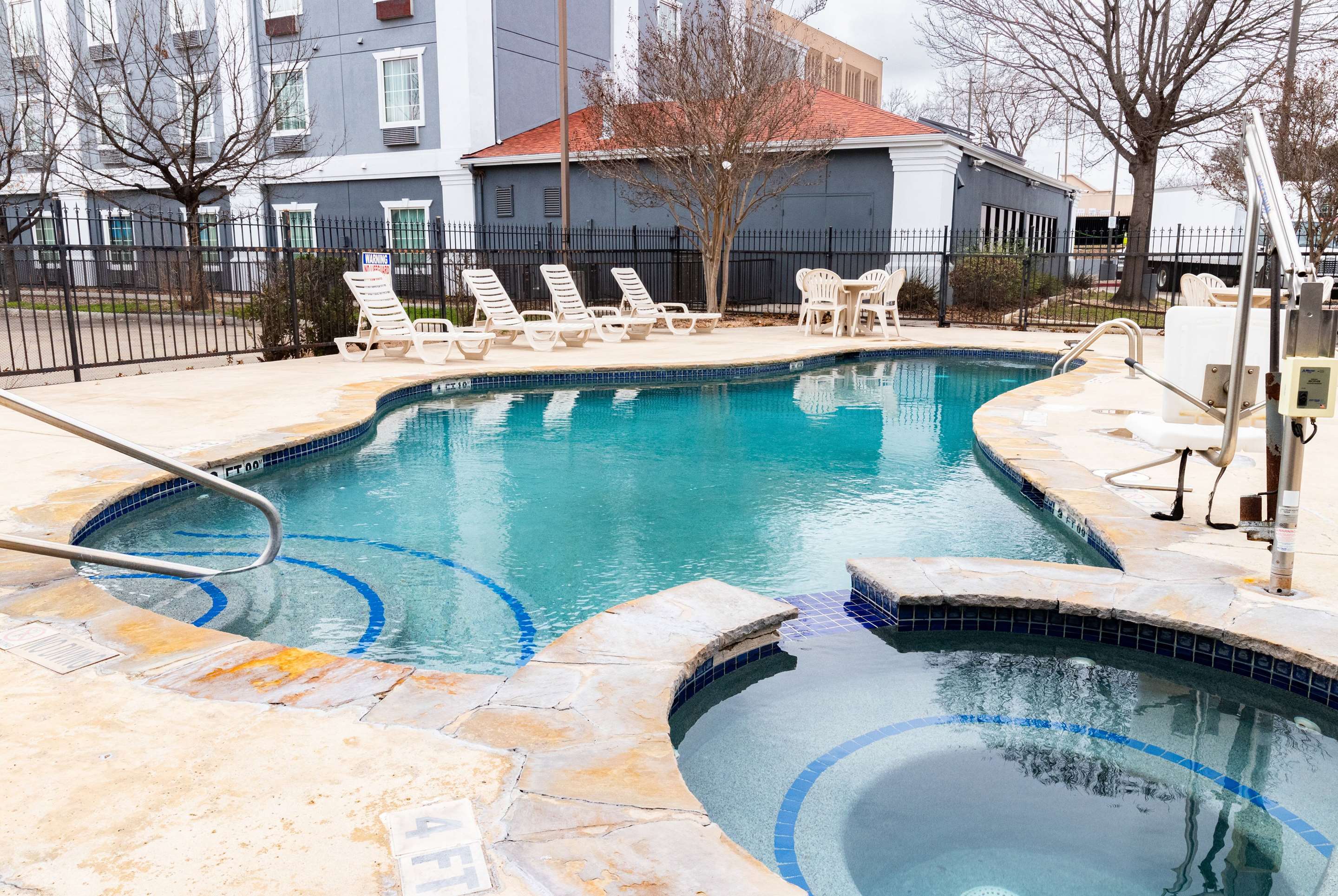 Pool | Days Inn by Wyndham N.W. Medical Center