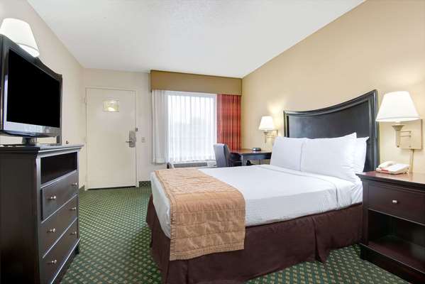  - Baymont Inn & Suites Briley Airport Nashville - I-40, Exit 215