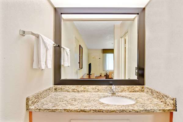  - Baymont Inn & Suites Briley Airport Nashville - I-40, Exit 215