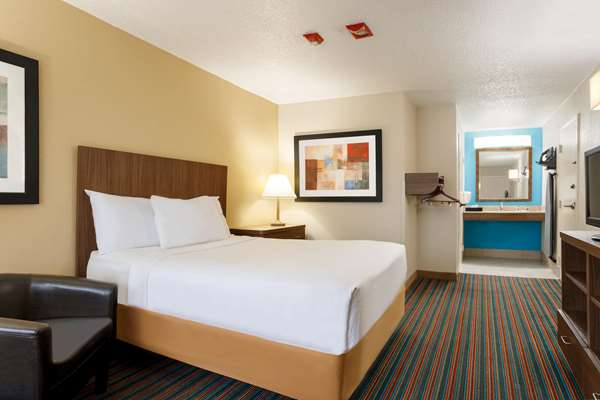  - Baymont Inn & Suites Briley Airport Nashville - I-40, Exit 215