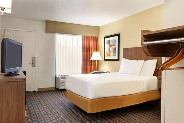  - Baymont Inn & Suites Briley Airport Nashville - I-40, Exit 215
