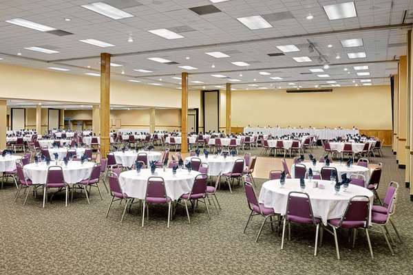  - Ramada Hotel & Conference Center Mitchell - I-90, Exit 330