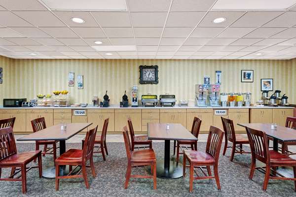  - Ramada Hotel & Conference Center Mitchell - I-90, Exit 330