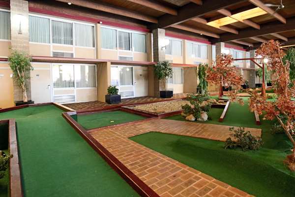  - Ramada Hotel & Conference Center Mitchell - I-90, Exit 330