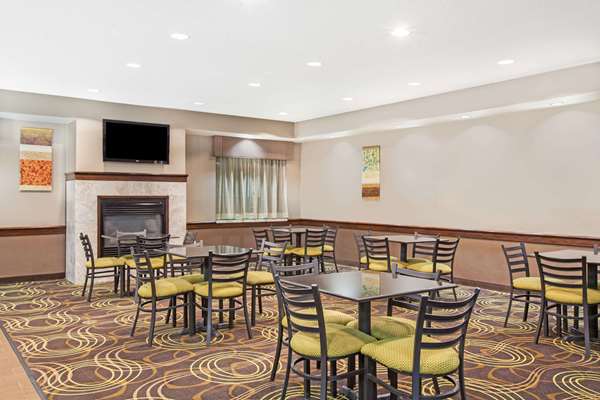  - Days Inn Express Brewerton - I-81, Exit 31