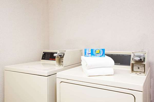  - Days Inn Express Brewerton - I-81, Exit 31