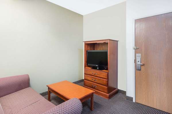 Suite - Ramada Inn Columbia - I-70, Exit 128A