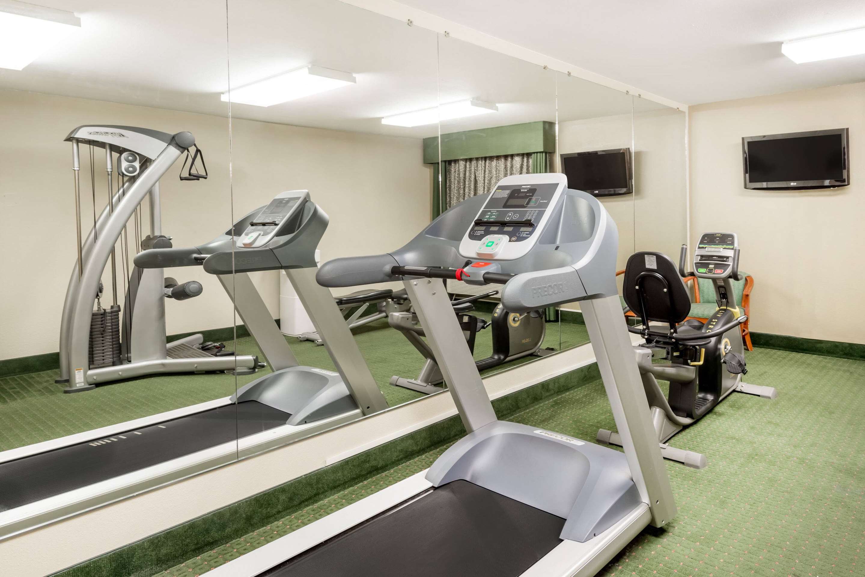 Health club fitness center gym | Ramada by Wyndham Columbia