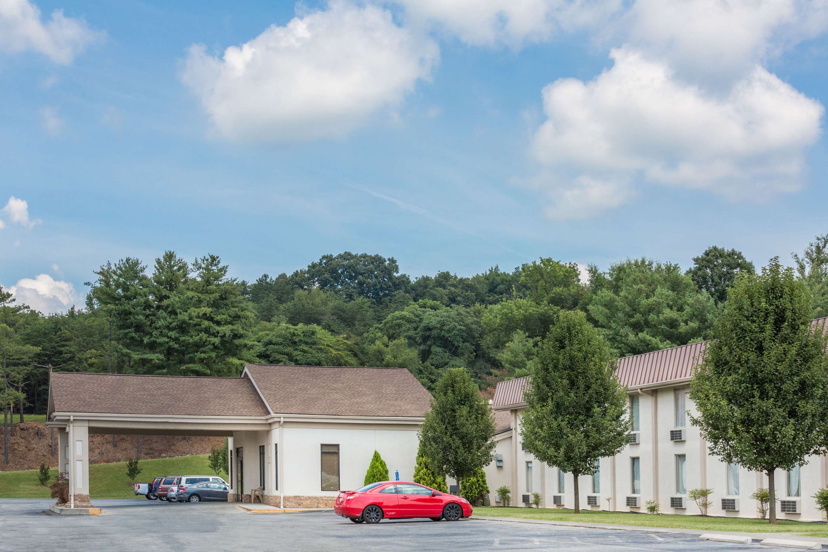 Exterior | Super 8 by Wyndham Daleville/Roanoke