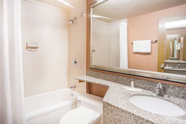  - Super 8 Hotel Daleville - I-81, Exit 150B