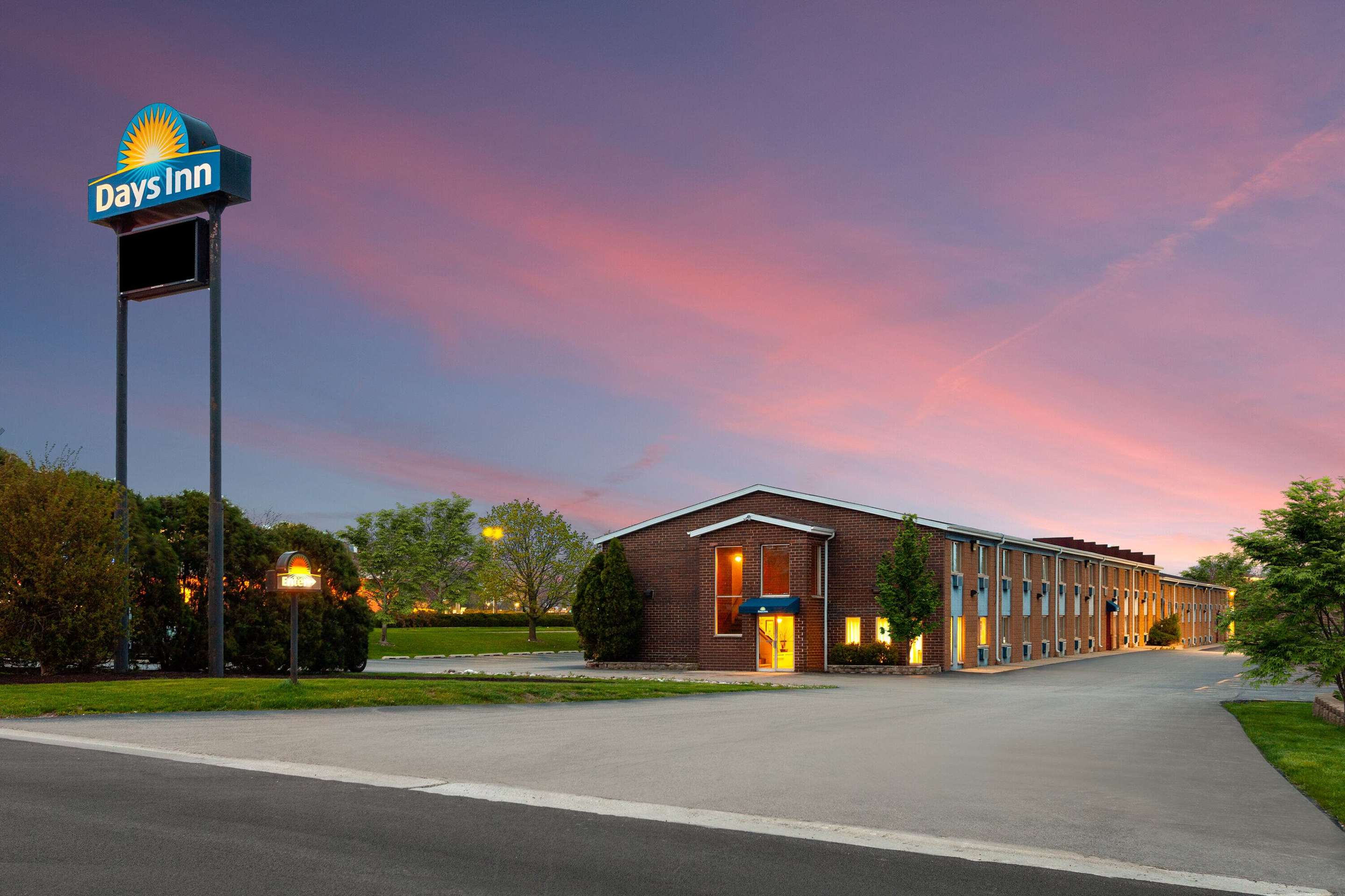 Exterior | Days Inn by Wyndham Rockford