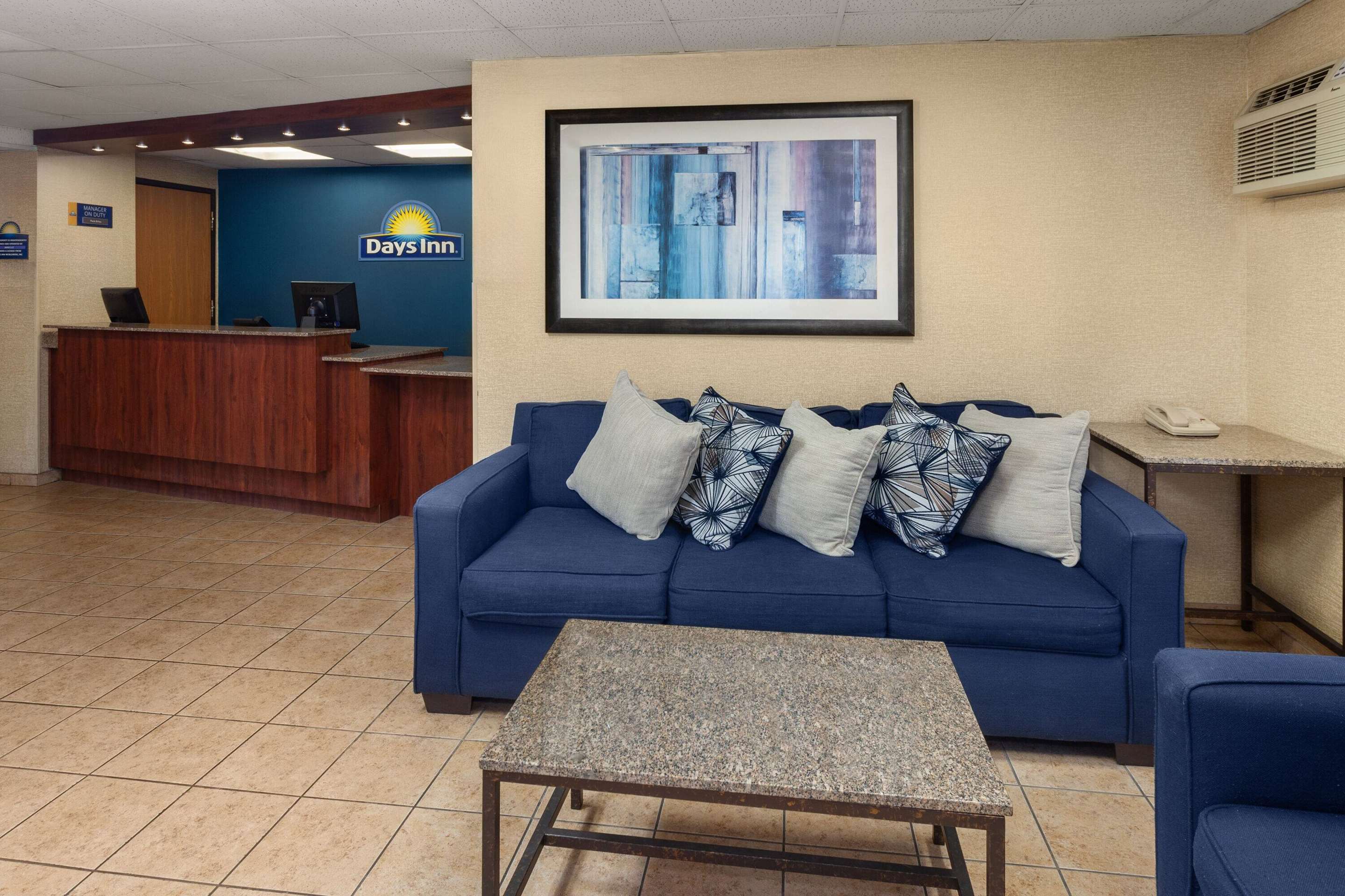 Lobby | Days Inn by Wyndham Rockford