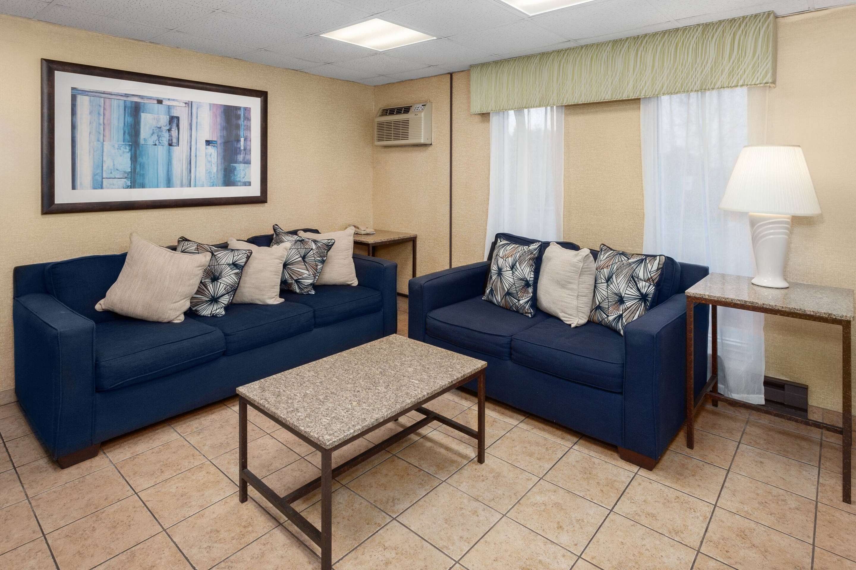 Lobby | Days Inn by Wyndham Rockford