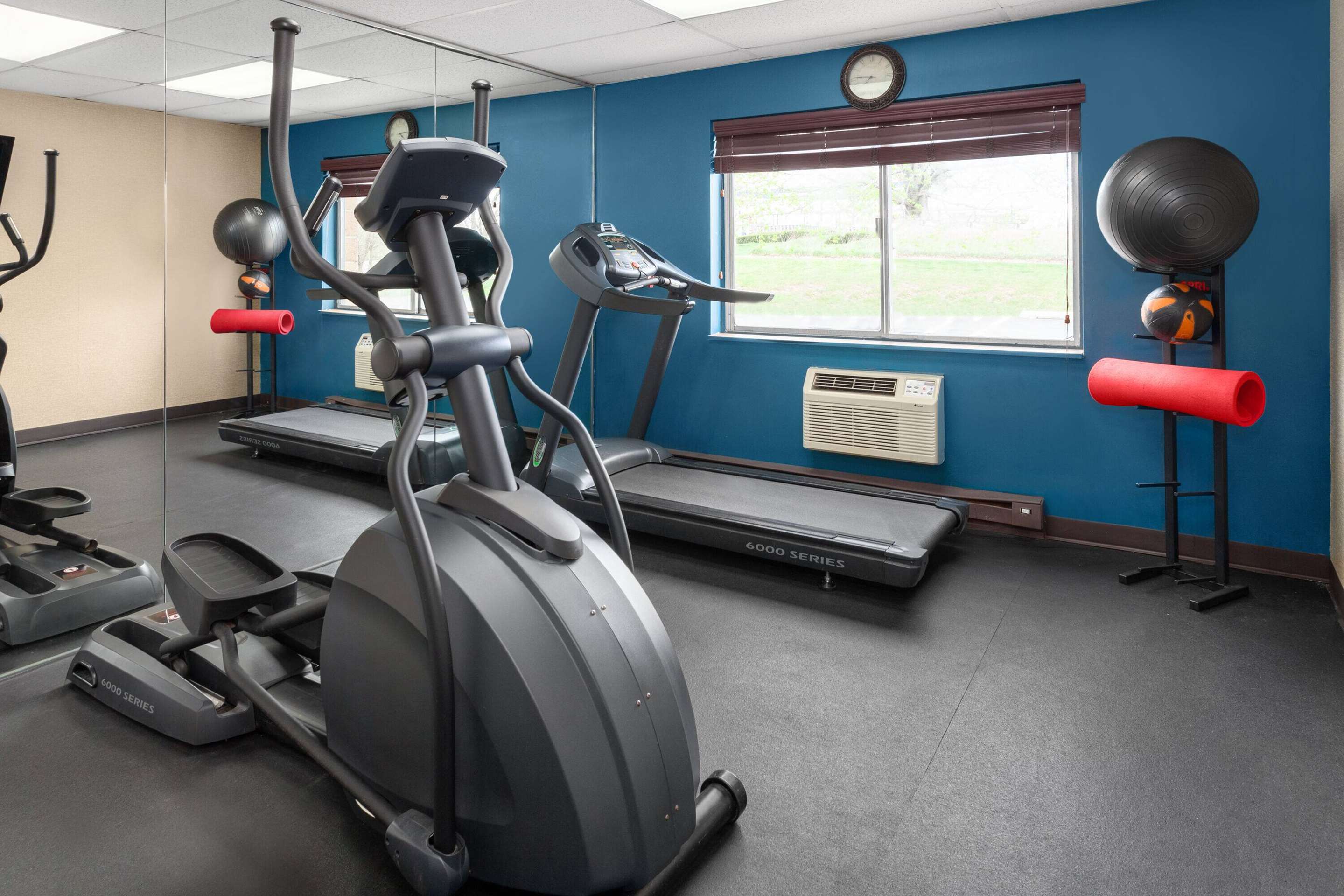 Health club fitness center gym | Days Inn by Wyndham Rockford