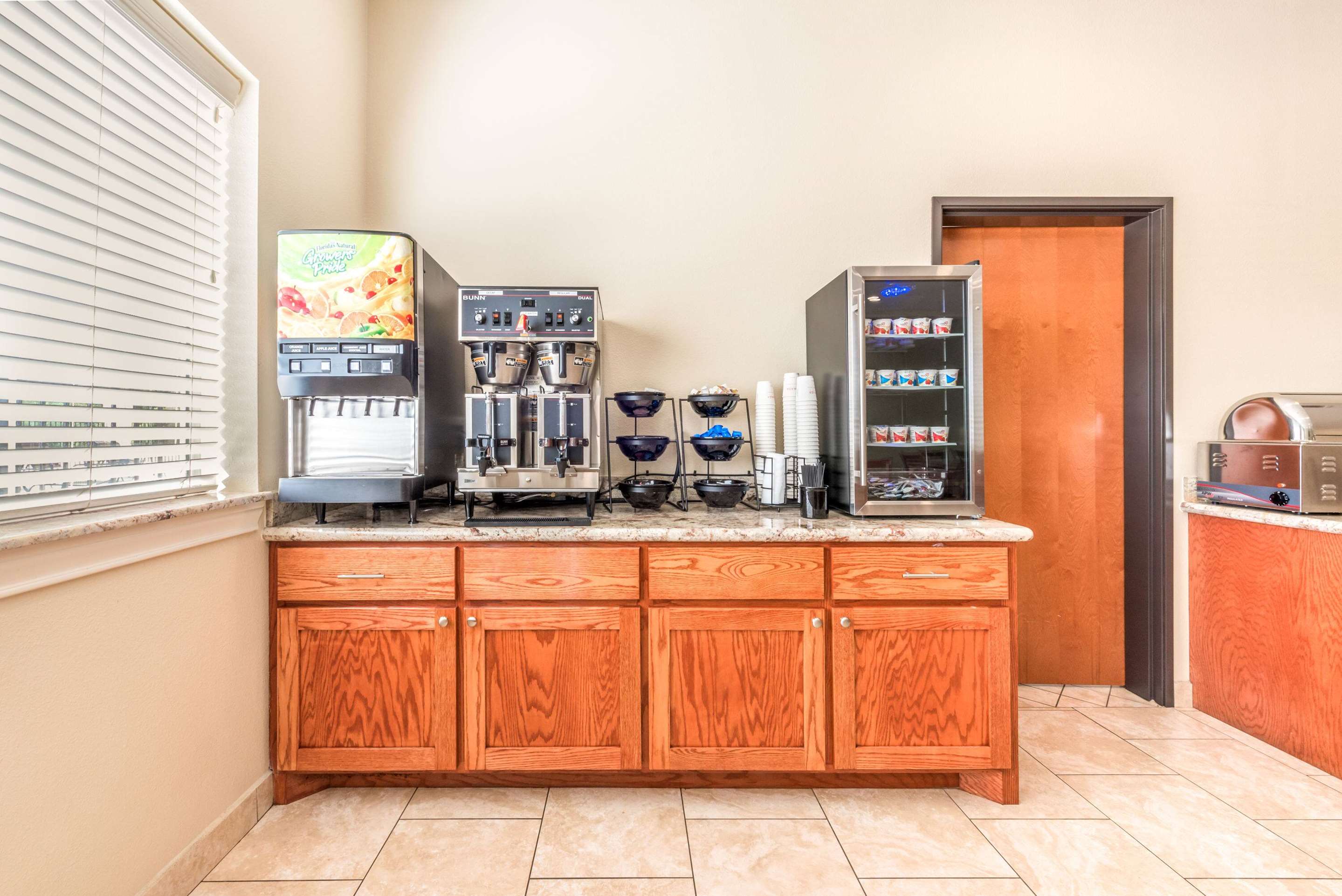 Breakfast Area | Ramada by Wyndham College Station
