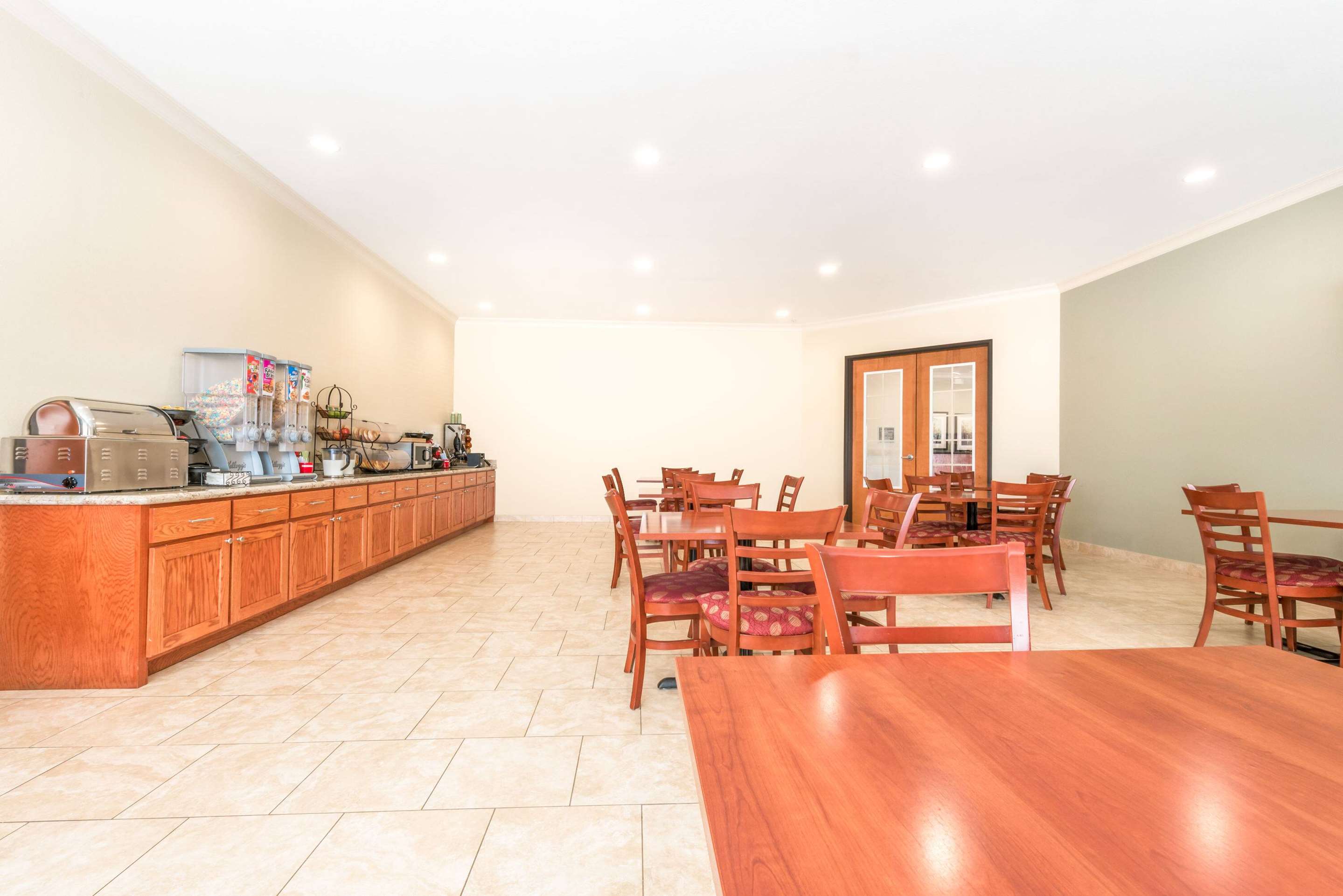 Breakfast Area | Ramada by Wyndham College Station