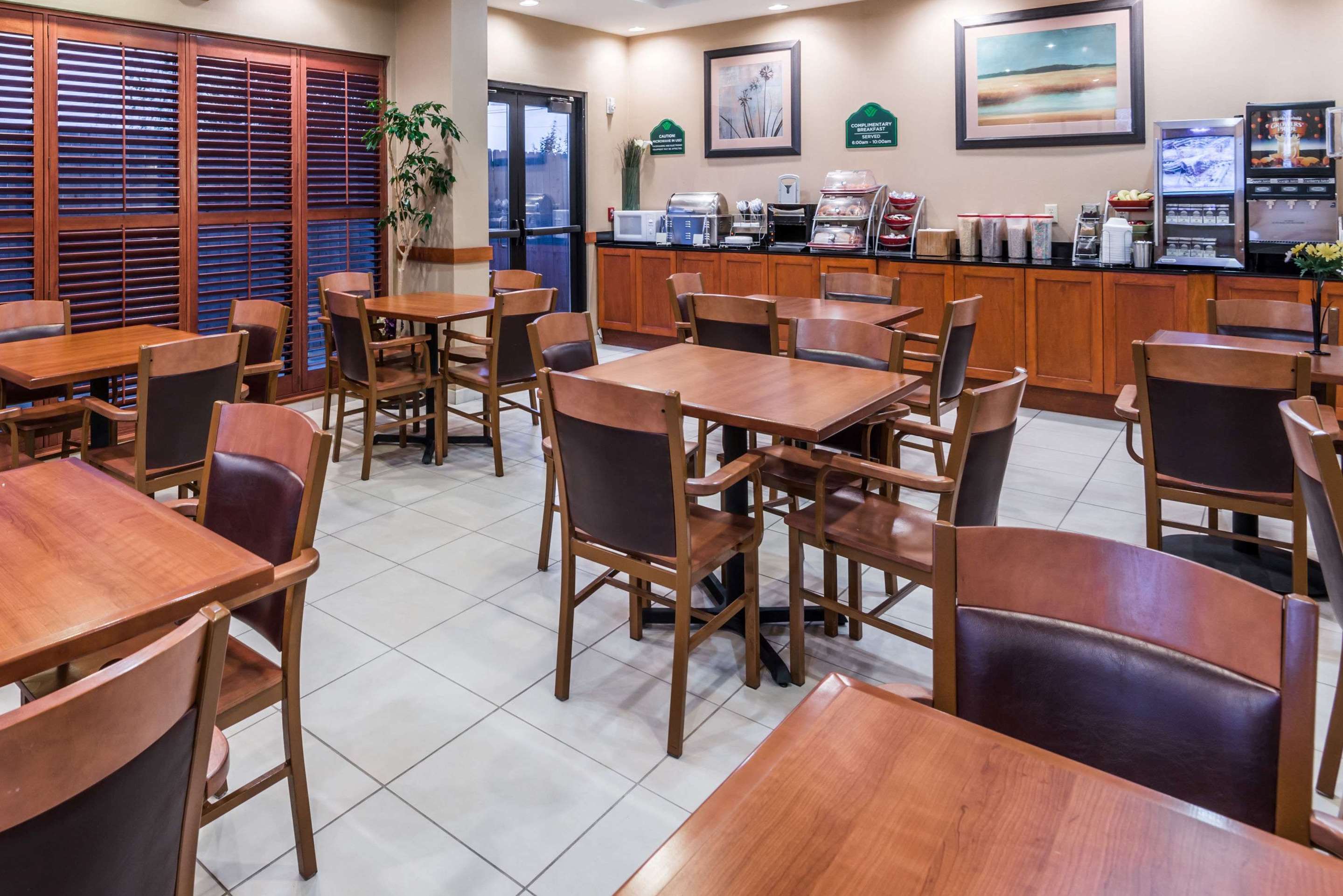 Breakfast Area | Wingate by Wyndham New Braunfels