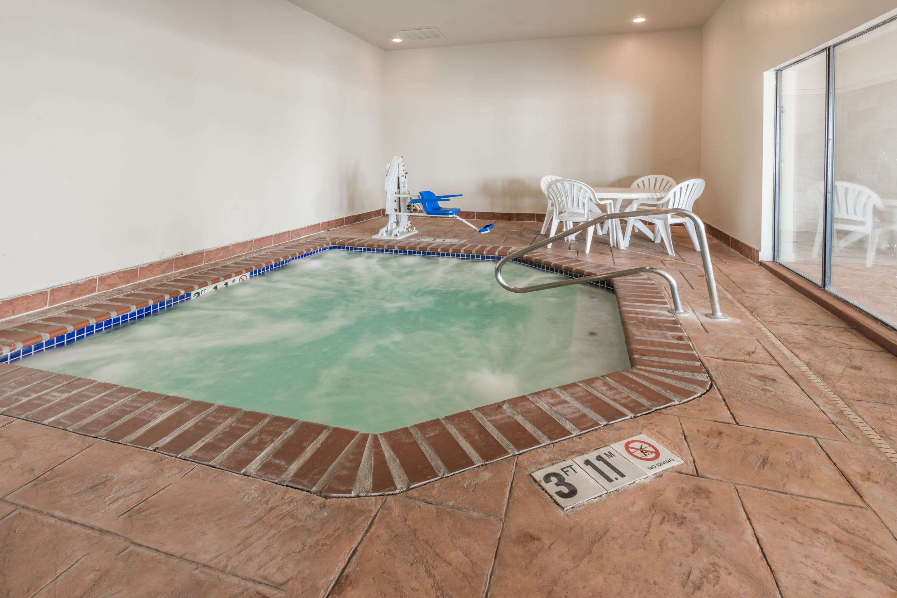 Jacuzzi | Wingate by Wyndham New Braunfels