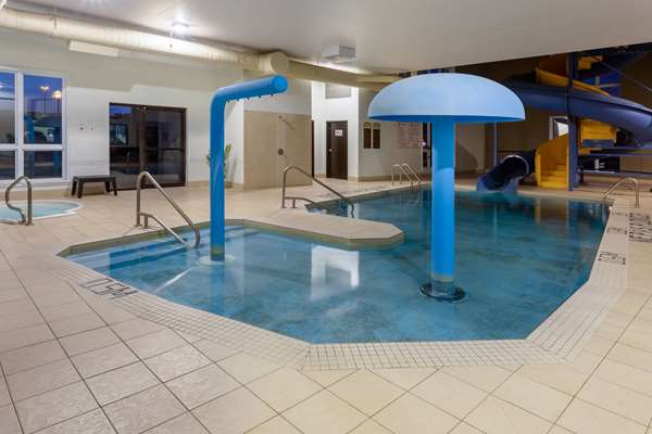 Pool - Super 8 Hotel Terrebonne