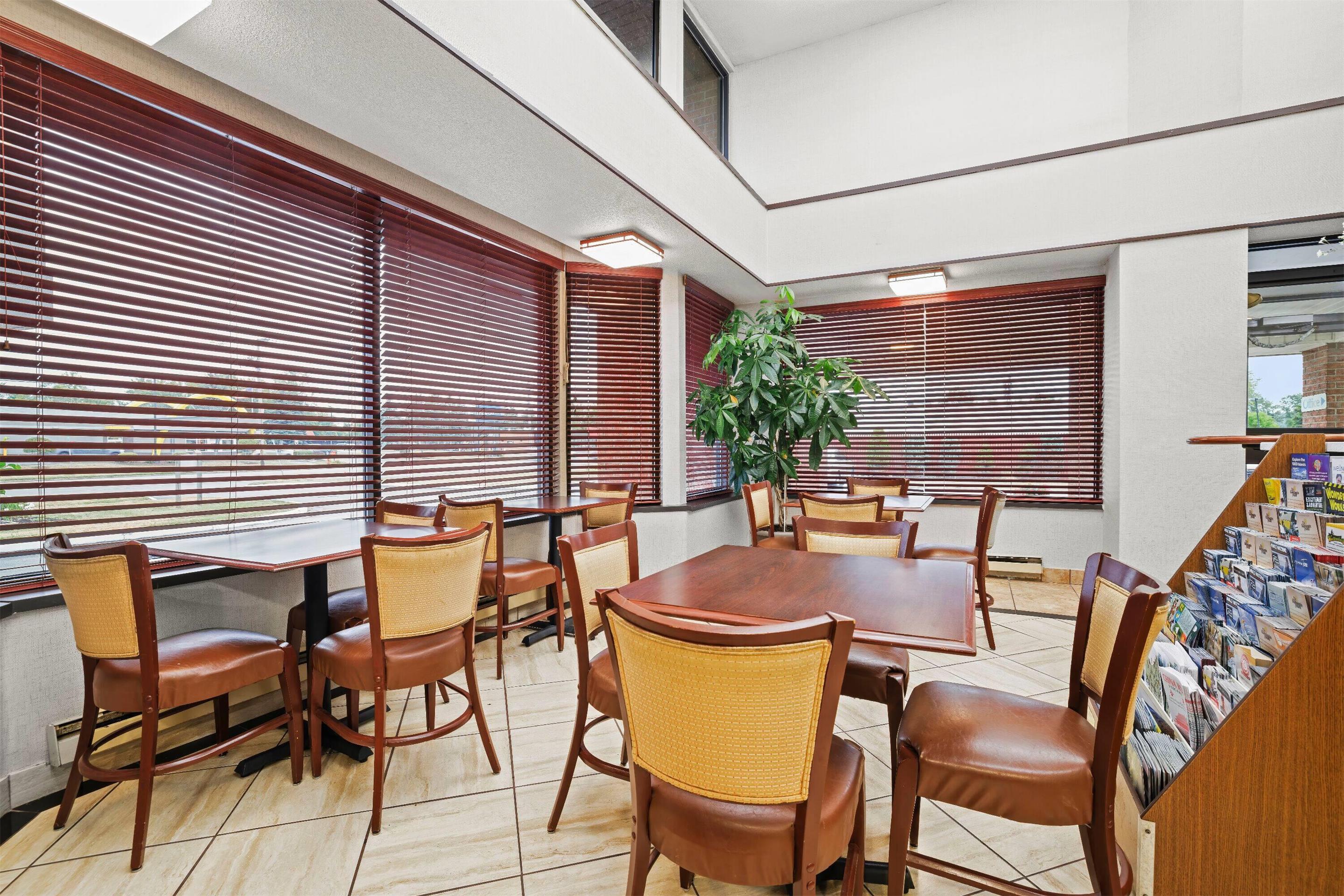Breakfast Area | Days Inn by Wyndham Utica
