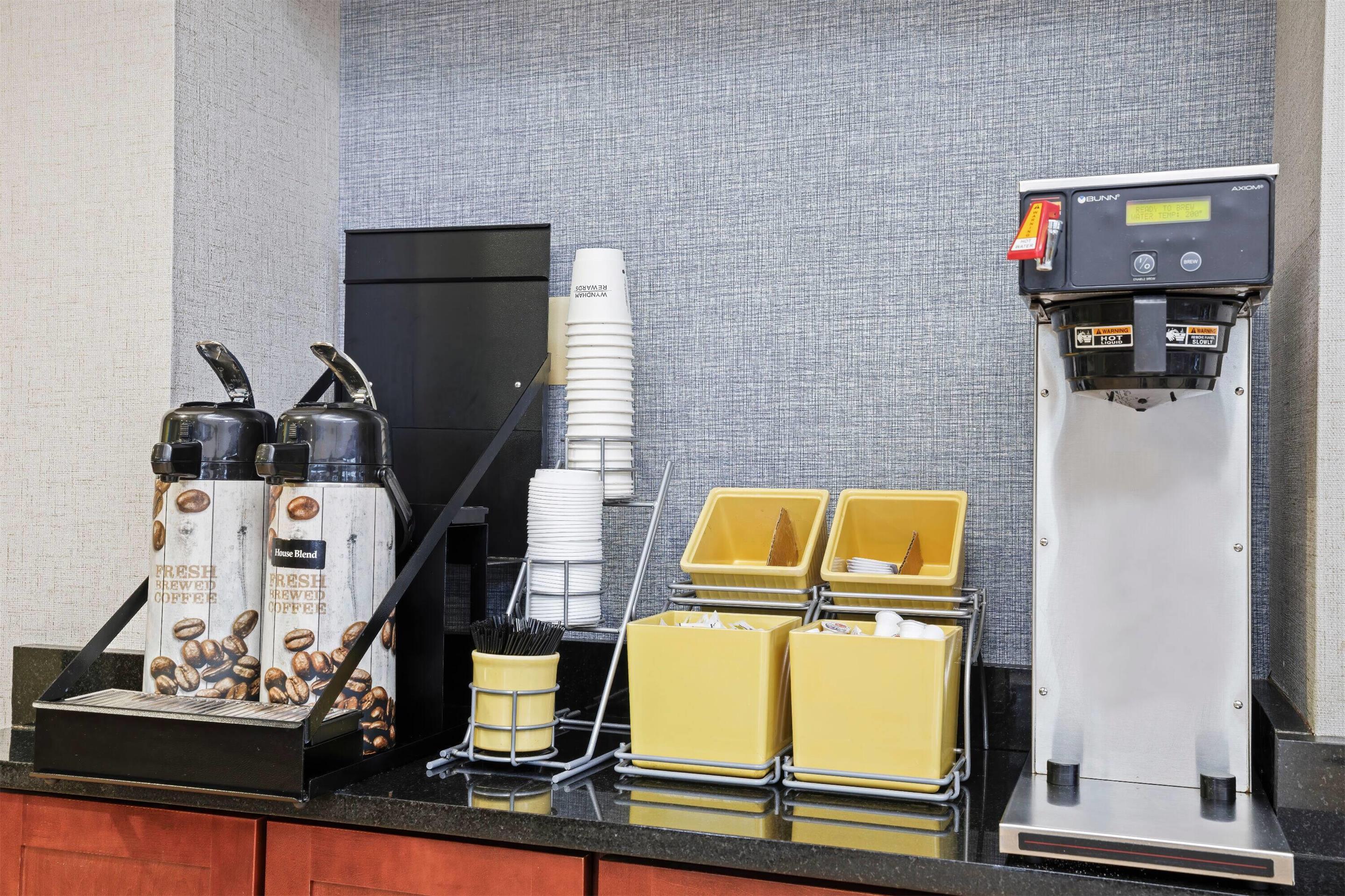 Breakfast Area | Days Inn by Wyndham Utica