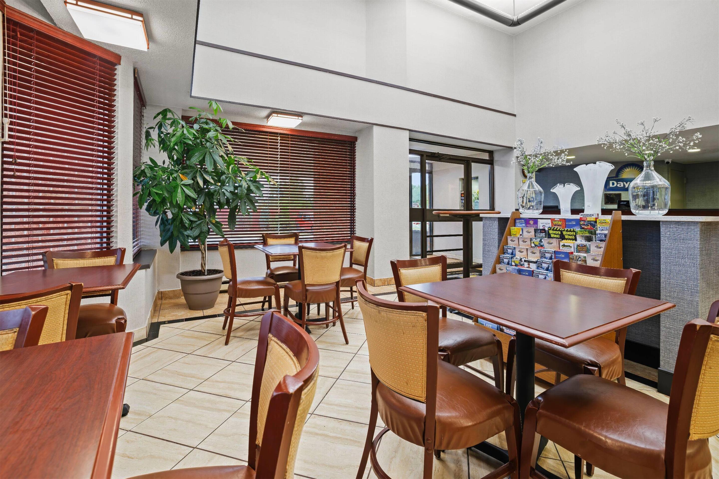 Breakfast Area | Days Inn by Wyndham Utica