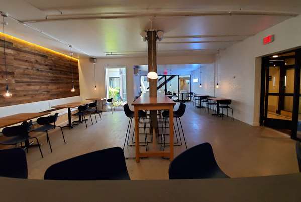 Bar - Ramada Hotel Newark - I-95, Exit 3