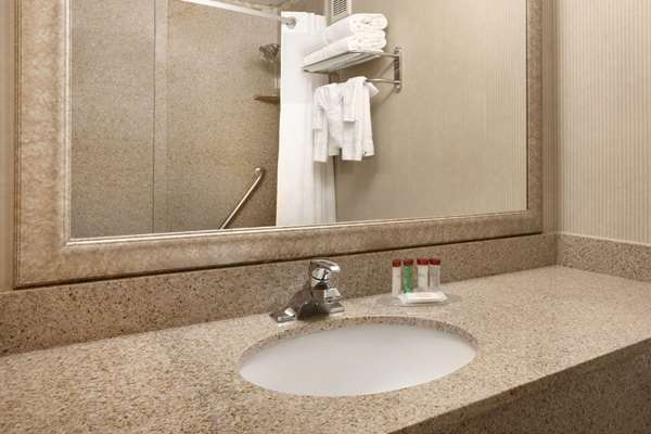  - Ramada Hotel Newark - I-95, Exit 3