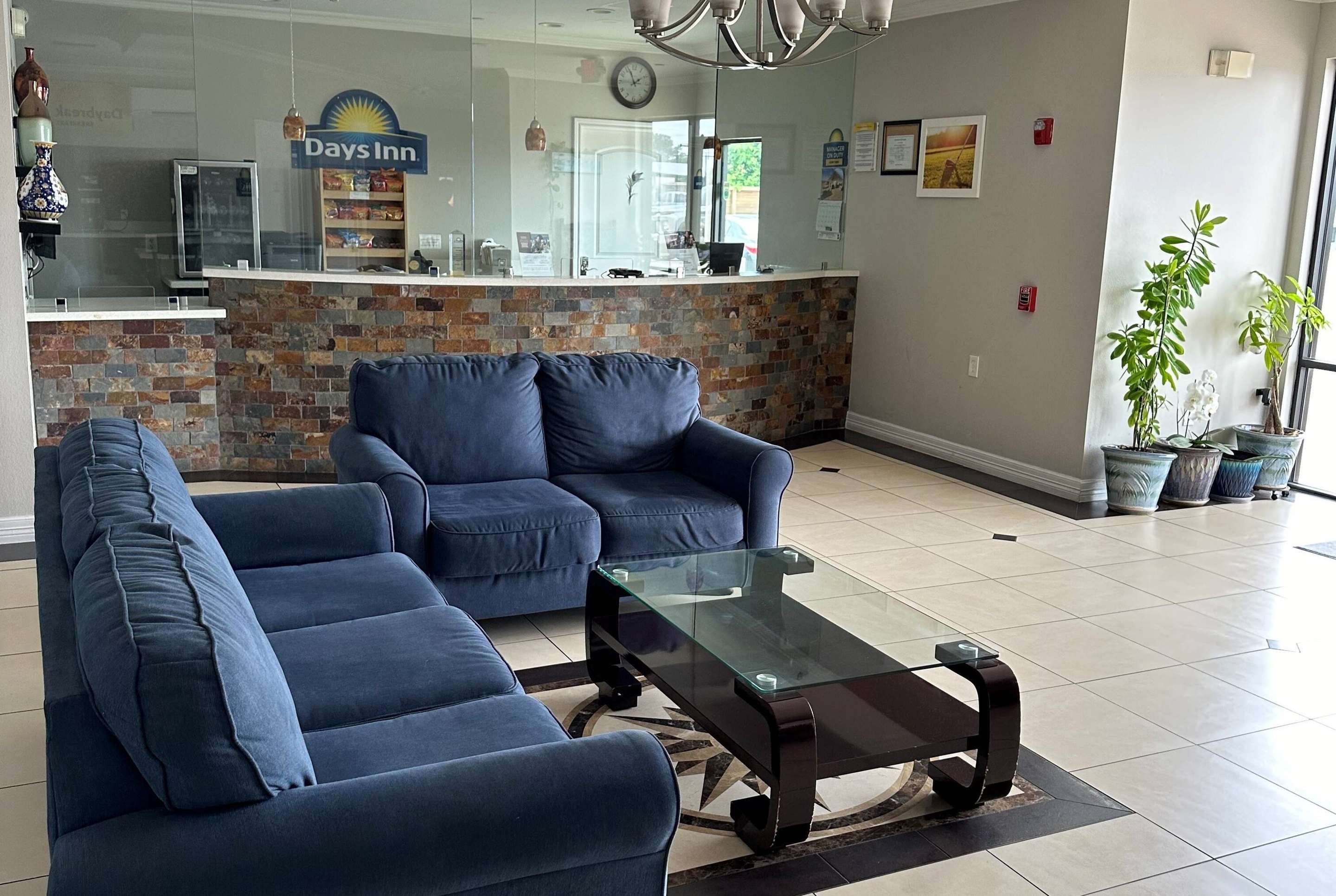 Lobby | Days Inn by Wyndham Humble/Houston Intercontinental Airport