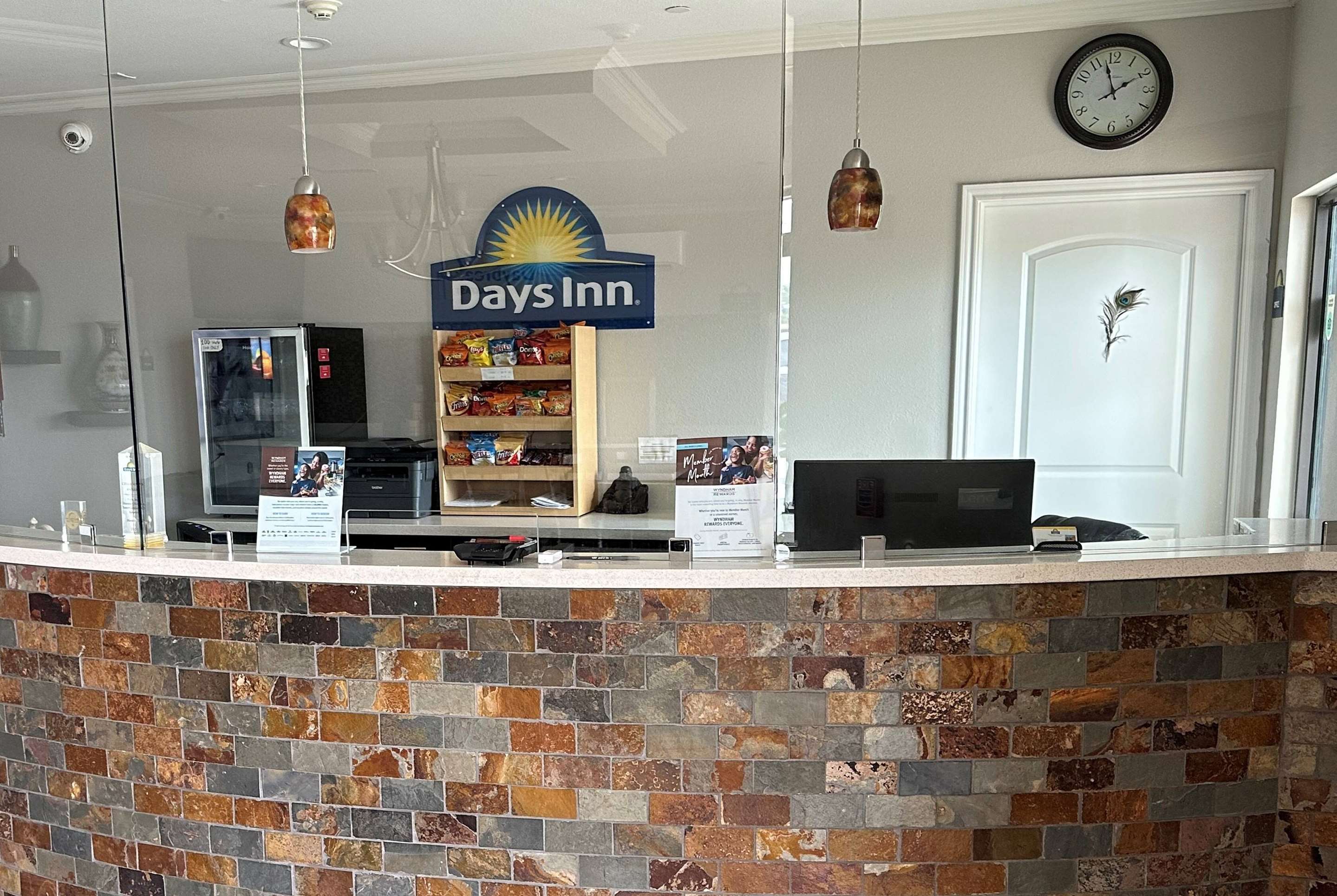 Lobby | Days Inn by Wyndham Humble/Houston Intercontinental Airport