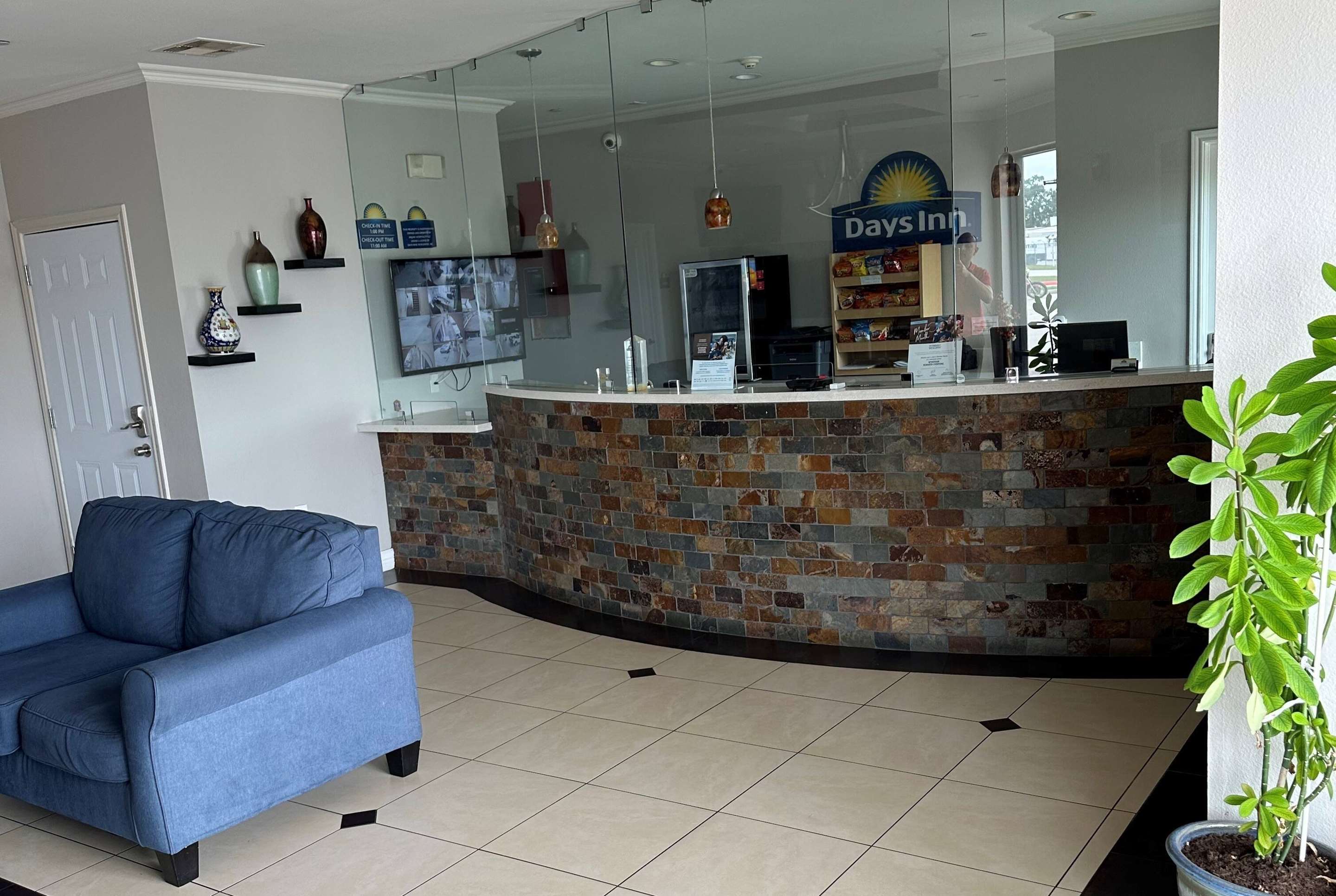 Lobby | Days Inn by Wyndham Humble/Houston Intercontinental Airport