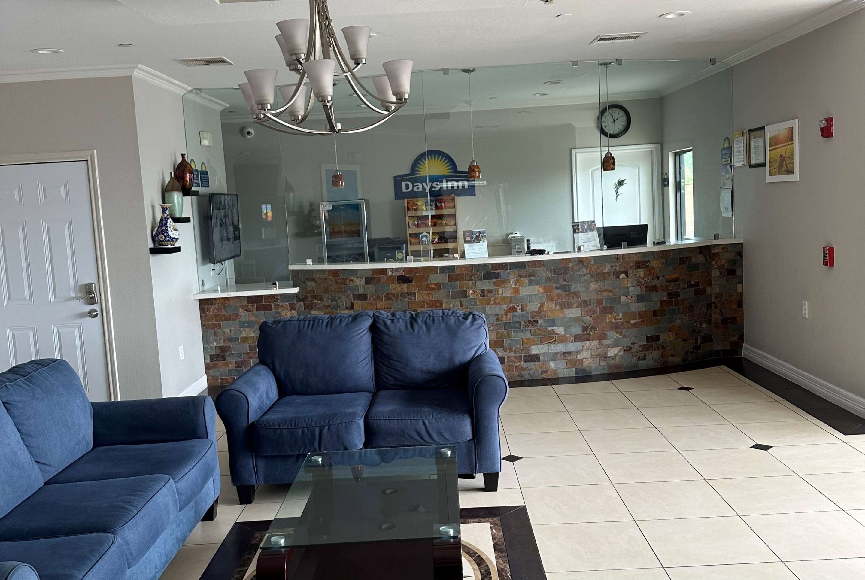 Lobby | Days Inn by Wyndham Humble/Houston Intercontinental Airport
