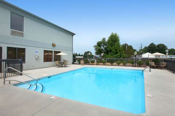 Pool - Days Inn Louisburg