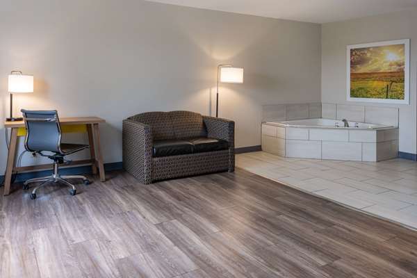 Suite - Days Inn Louisburg