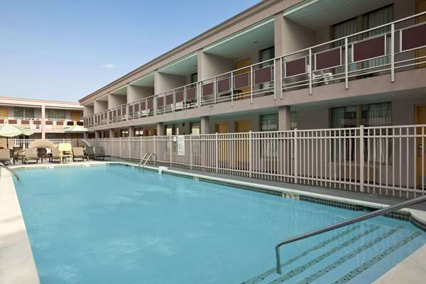 Pool - Ramada Inn & Suites Rockville Centre