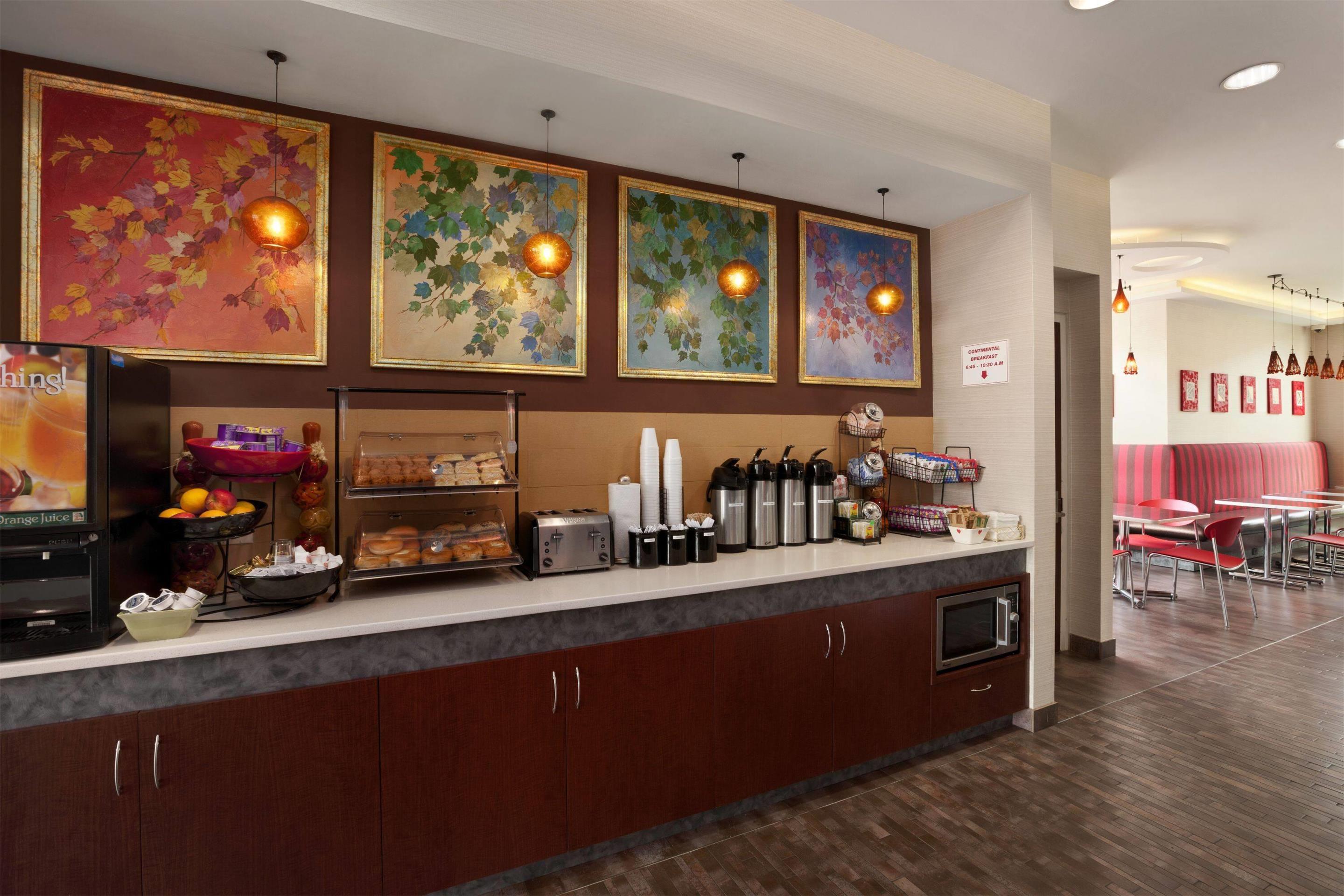 Breakfast Area | Ramada by Wyndham Rockville Centre