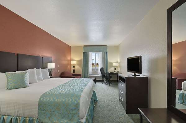 - Ramada Inn Hewitt - I-35, Exit 328