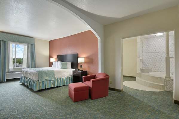 Suite - Ramada Inn Hewitt - I-35, Exit 328