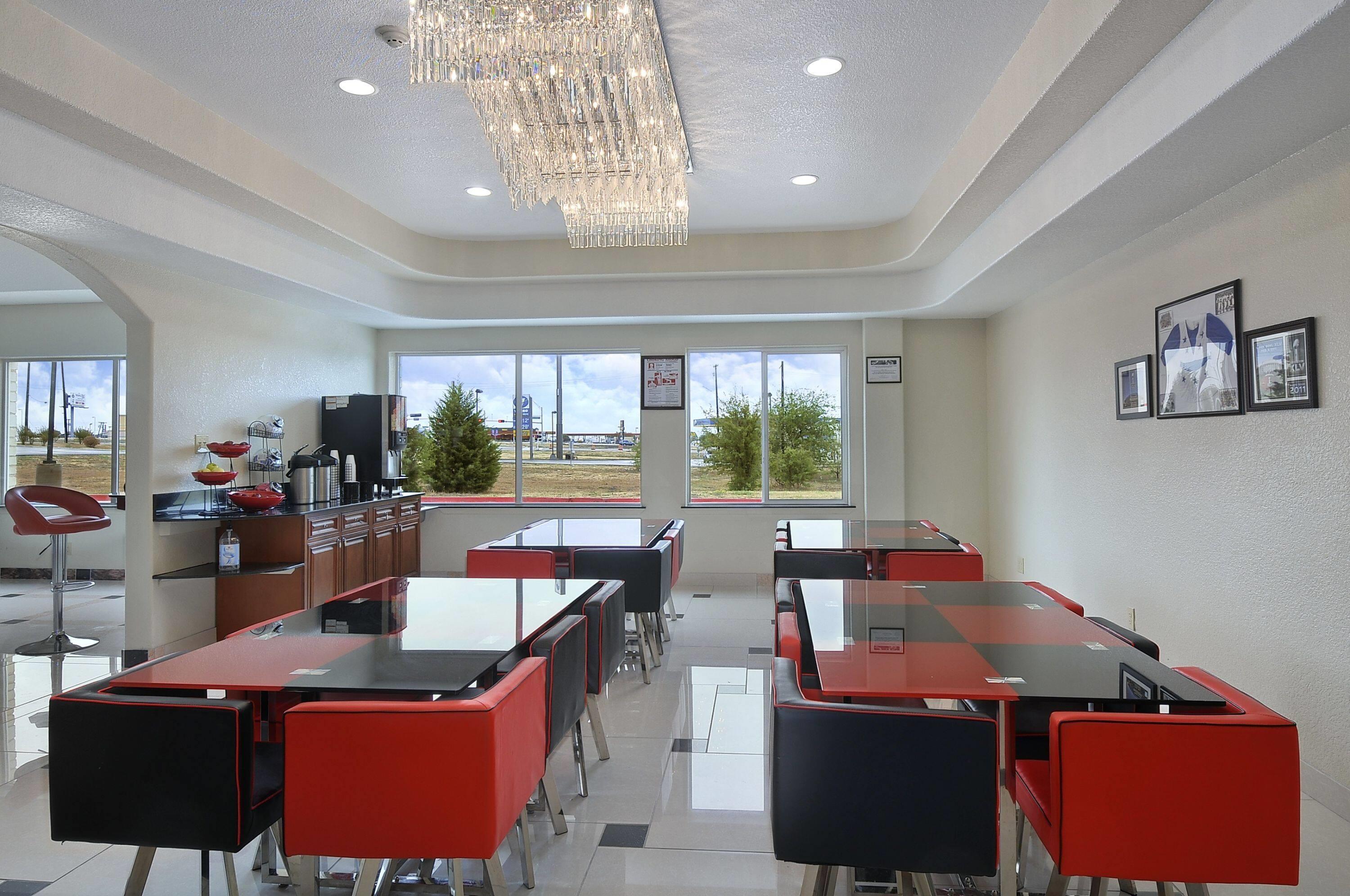 Breakfast Area | Ramada by Wyndham South Waco
