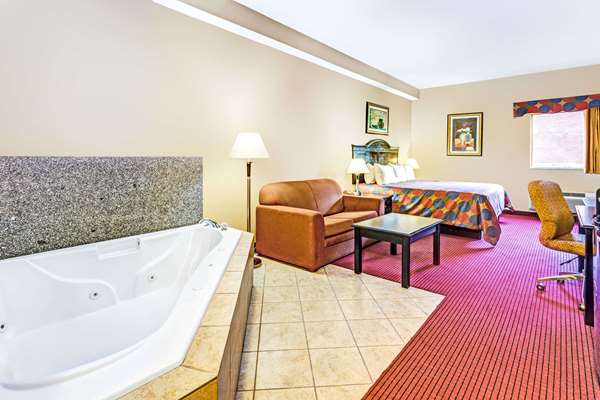 Suite - Days Inn & Suites Jeffersonville - I-65, Exit 2