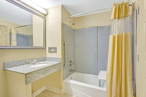  - Days Inn & Suites Jeffersonville - I-65, Exit 2