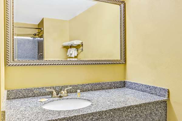  - Days Inn & Suites Jeffersonville - I-65, Exit 2